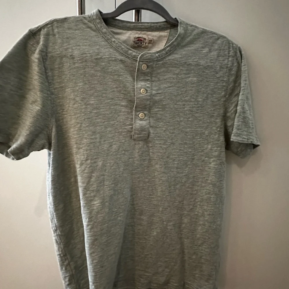 SOLD!!! Green Faherty 3 button polo - Picture 3 of 8